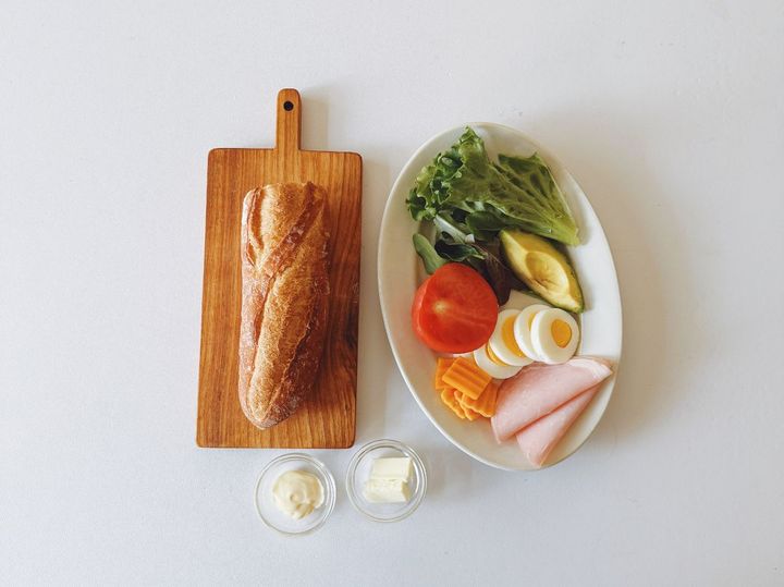 【5分以内で完成】具材をはさむだけ！すぐに美味しいクリスマスバゲット【パン好きなsumire.のバゲットサンドのレシピ vol.32 〜レシピで旅するヨーロッパ〜】