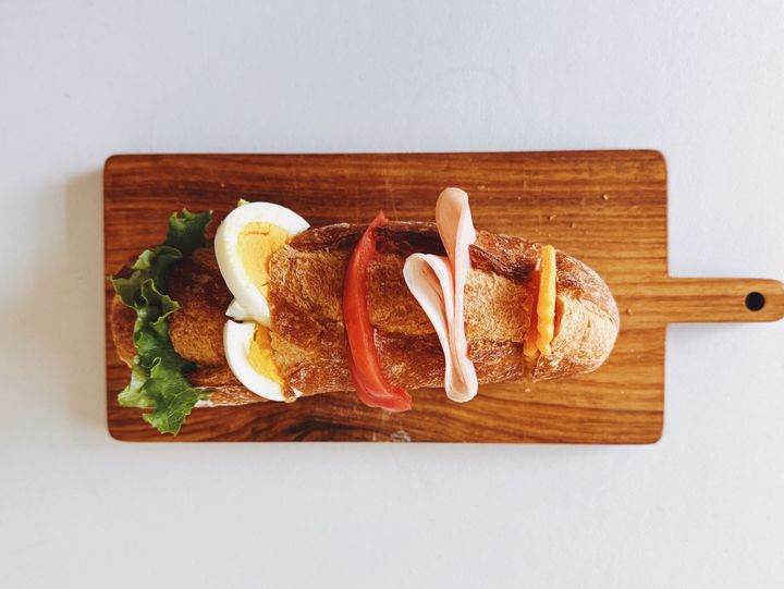 【5分以内で完成】具材をはさむだけ！すぐに美味しいクリスマスバゲット【パン好きなsumire.のバゲットサンドのレシピ vol.32 〜レシピで旅するヨーロッパ〜】