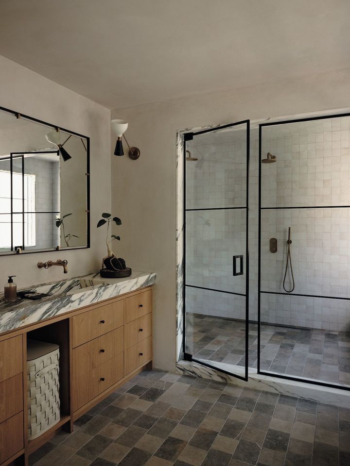 シャワールームの壁はクレイワークスの粘土を使った壁土のカスタム仕上げ。