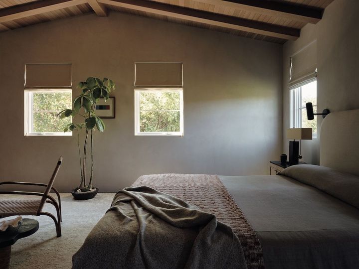 メインベッドルームのベッドとラグは、デザインを手がけたロス・キャシディが作成。