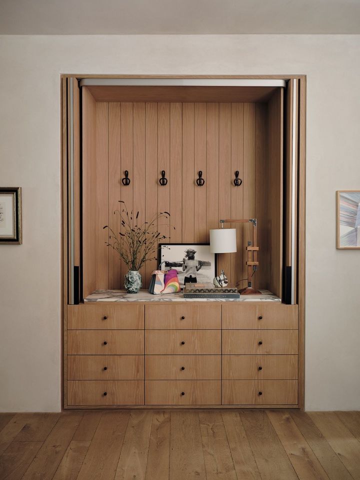 玄関ホールには、クレイグ・マクディーン撮影の写真が飾られている。引き出しのノブ やフックはロッキー・マウンテン・ハードウェア。