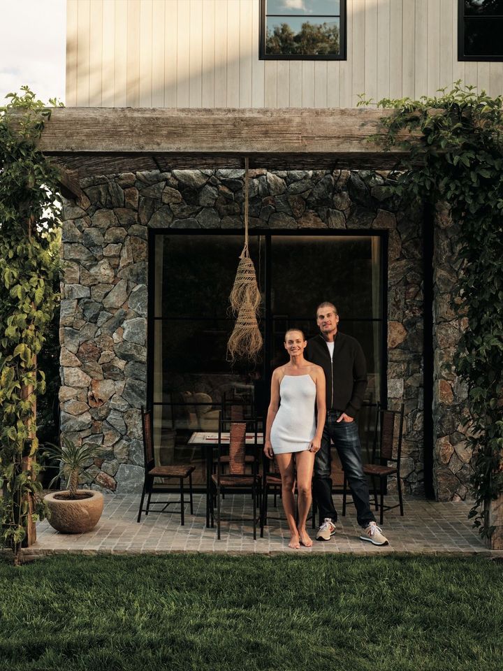 LA の自宅にしつらえ たテラスにたたずむアンバー・ヴァレッタとフィアンセのテディ・チャールズ。