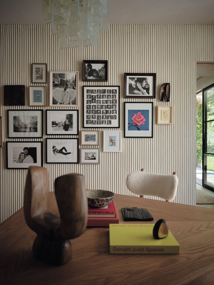 ホームオフィスの壁にはクレイグ・マクディーン、フランチェスコ・スキャバロ、マリオ・ソレンティ、ピーター・リンドバーグ、リチャード・アヴェドンによる写真が飾られている。壁はクレイワークスの粘土でできた壁土を用い、筋状の模様を入れて仕上げている。