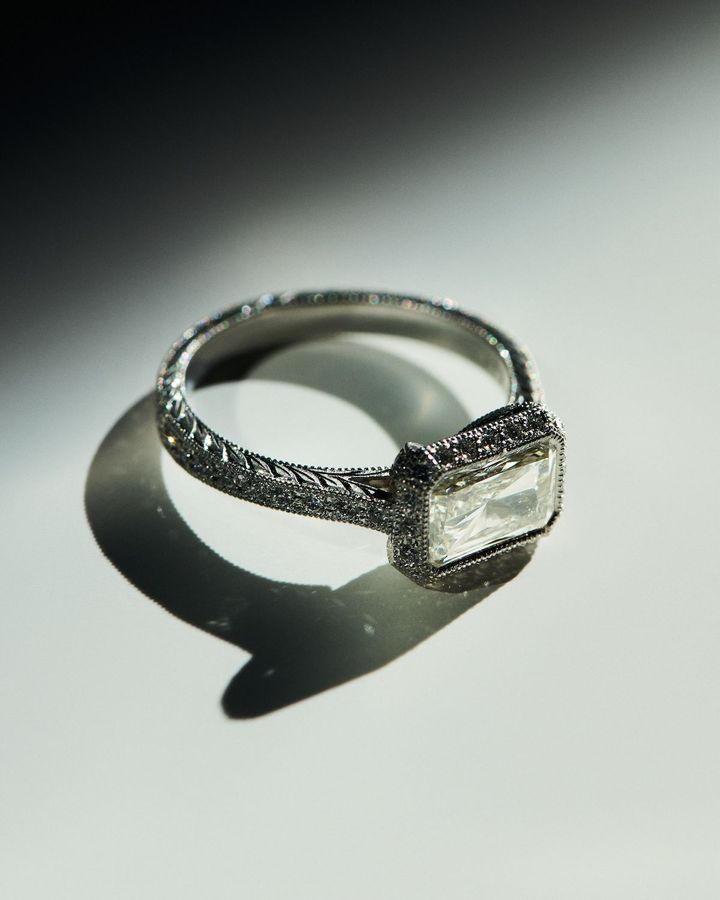 リング（PT×ステップカット センターダイヤモンド1.08ct）￥2,245,100