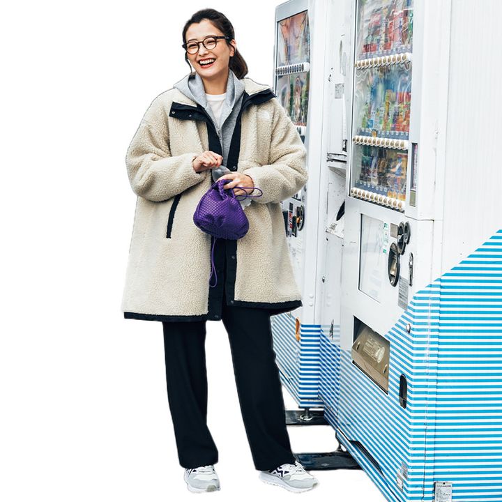 ノースウェイスのボアアウターにグレーパーカと裏起毛のストレートパンツを合わせた防寒コーデ