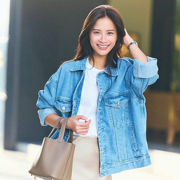 ZARAのデニムジャケットにキレイめスカートを合わせたスタイル