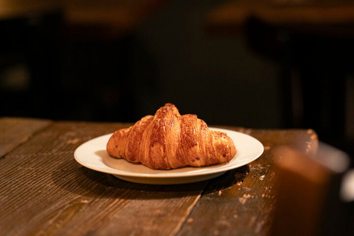 東京・代々木八幡「ホルン」の隠れ家のような空間で、日常にも特別な日にも寄り添うパンやケーキを