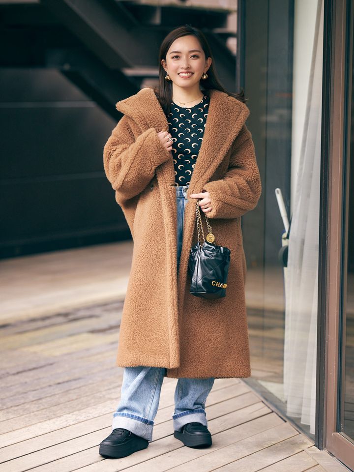 マックスマーラのコートにシャネル22の黒バッグを持ったコーデ