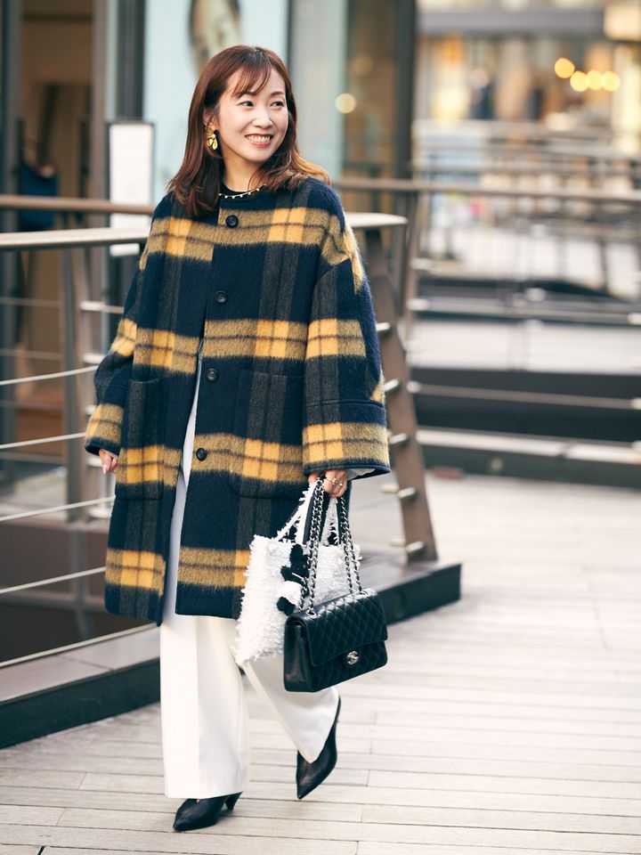 チェック柄のコートにシャネルのチェーンバッグを合わせたコーデ