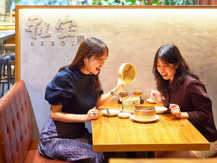 虎ノ門ヒルズ『雅宝ARBOL seiro』でせいろを開けている様子