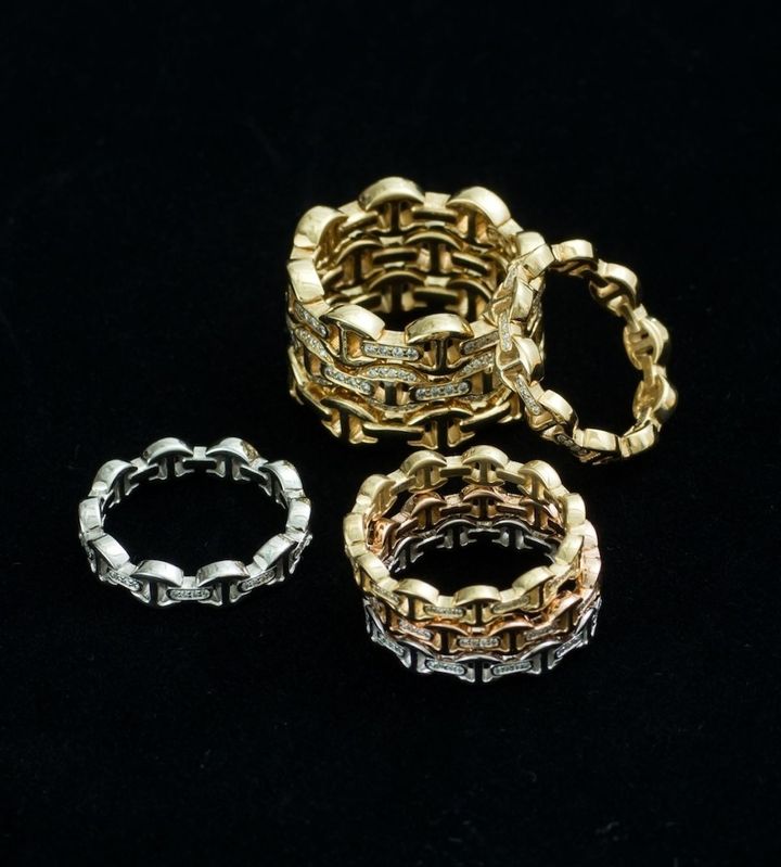 「マイクロii」リング 左 （SV×ダイヤモンド）￥176,000 中央手前 上から（YG×ダイヤモンド）（RG×ダイヤモンド）（WG×ダイヤモンド）各￥396,000 中央奥 上から （YG×ダイヤモンド）￥594,000 ¥1,100,000 ￥396,000 右 （YG×ダイヤモンド）￥440,000