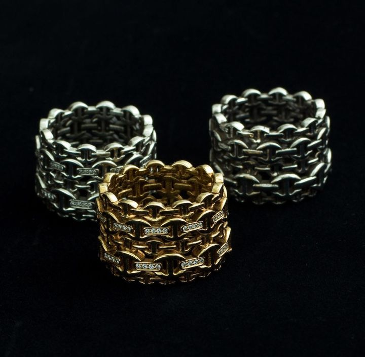 「ダマッシュ」リング 左 （SV×ダイヤモンド）￥616,000 （YG×ダイヤモンド）￥1,078,000 （SV）￥92,400