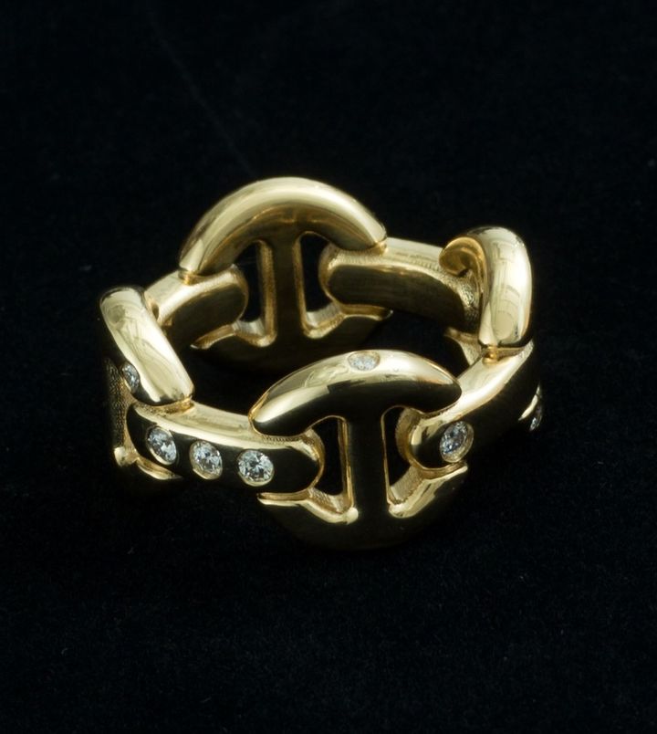 アイコニックなトライリンクモチーフに、パヴェダイヤモンドがランダムに煌めく