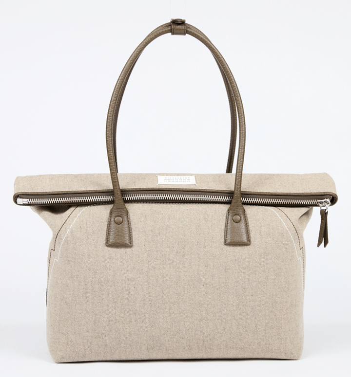 「5AC」ショッピングバッグ ￥269,500／MAISON MARGIELA