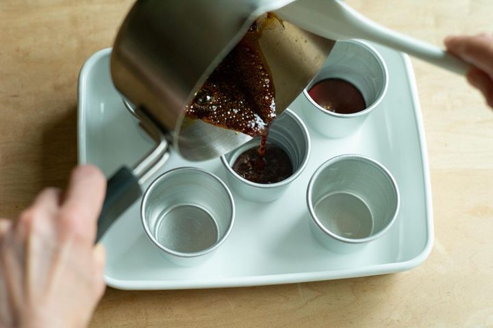 カラメルをプリン型に入れる