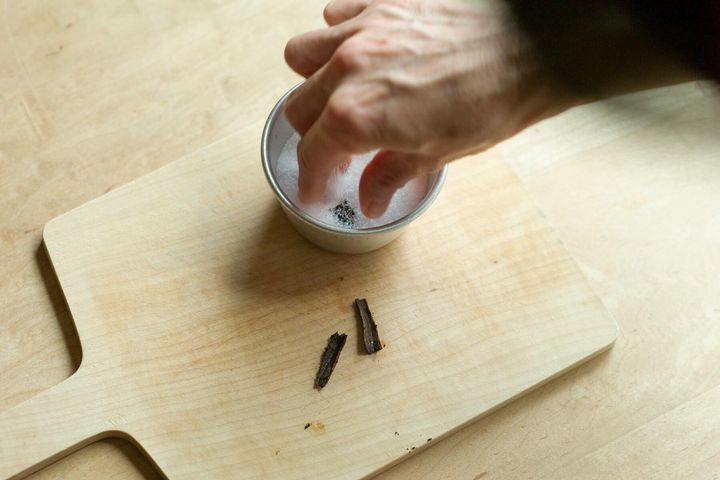 バニラビーンズの種を取り出す