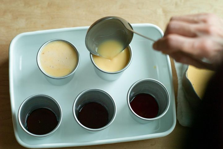 卵液を型に入れる