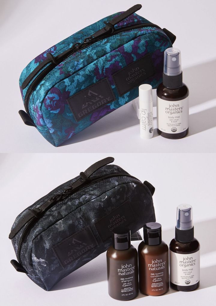 〈上〉ジョンマスターオーガニック × グレゴリー パーツケアセット ￥7,370 ※セット内容／リップカーム オリジナルシトラス、C&Bボディミスト 60ml、ポーチS（ブルータペストリー） 〈下〉ジョンマスターオーガニック × グレゴリー トラベルセット ￥7,865 ※セット内容／C&Gシャンプー 60ml、C&Gコンディショナー 60ml、C&Bボディミスト 60ml、ポーチS（ブラックタペストリー） （ともに12月18日より阪急梅田本店ポップアップイベント先行、12月23日より公式オンラインストア、12月26日より全国限定発売）