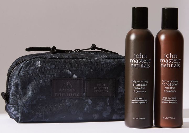 ジョンマスターオーガニック × グレゴリー ヘアケアセット ￥10,890（12月18日より阪急梅田本店ポップアップイベント先行、12月23日より公式オンラインストア、12月26日より全国限定発売） ※セット内容／C&Gシャンプー 236ml、C&Gコンディショナー 236ml、ポーチL（ブラックタペストリー）