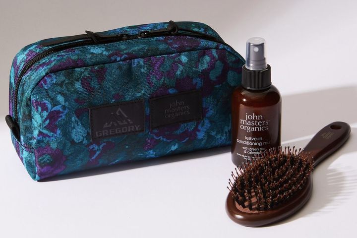 ジョンマスターオーガニック × グレゴリー スタイリングセット ￥１3,200（12月18日より阪急梅田本店ポップアップイベント先行、12月23日より公式オンラインストア、12月26日より全国限定発売） ※セット内容／コンポパドルブラシ、G&Cリーブインコンディショニング ミスト 125ml、ポーチL（ブルータペストリー）