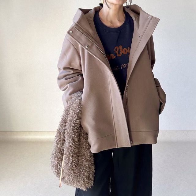 GUのコージーメルトンショートフーディコートを着たコーデ