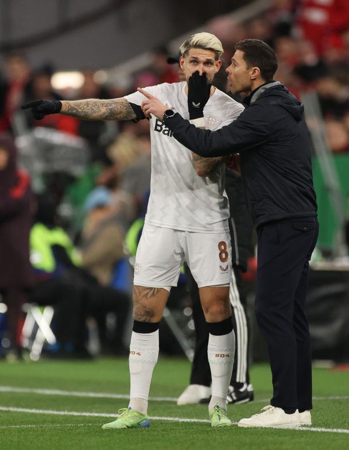 ピンク髪が物議の30歳スター、監督は派手髪が好きじゃないと吐露 「昔の人だから…」