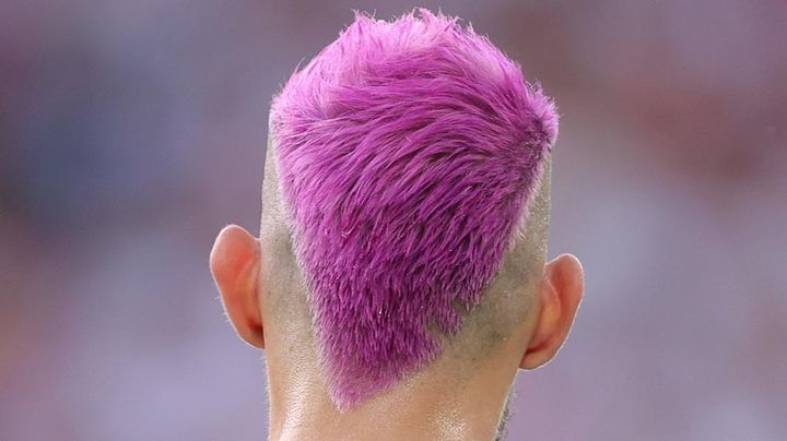 ピンク髪が物議の30歳スター、監督は派手髪が好きじゃないと吐露 「昔の人だから…」