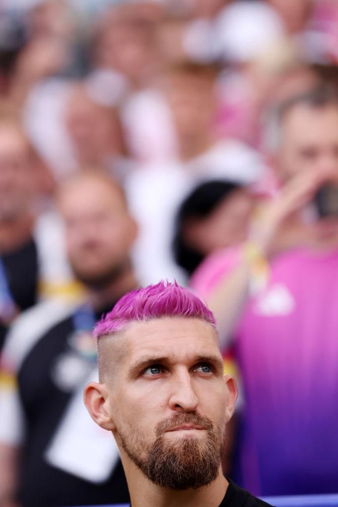 ピンク髪が物議の30歳スター、監督は派手髪が好きじゃないと吐露 「昔の人だから…」