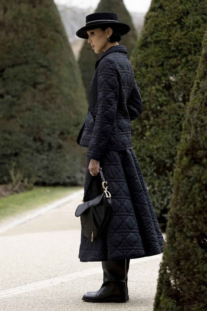 画像: オールブラックこそ素材でと形で無難を回避