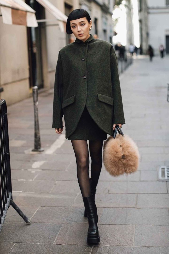 画像: ダークカラーの装いに愛らしいバッグを投入