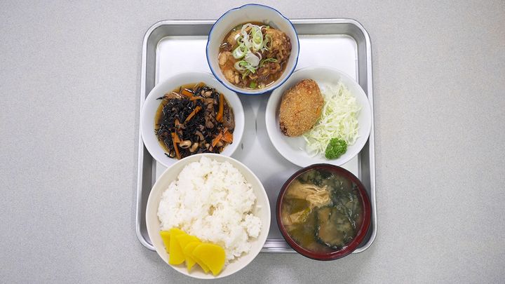 お盆に載った定食