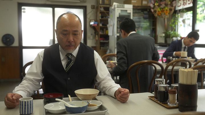 食事をするマキタスポーツ