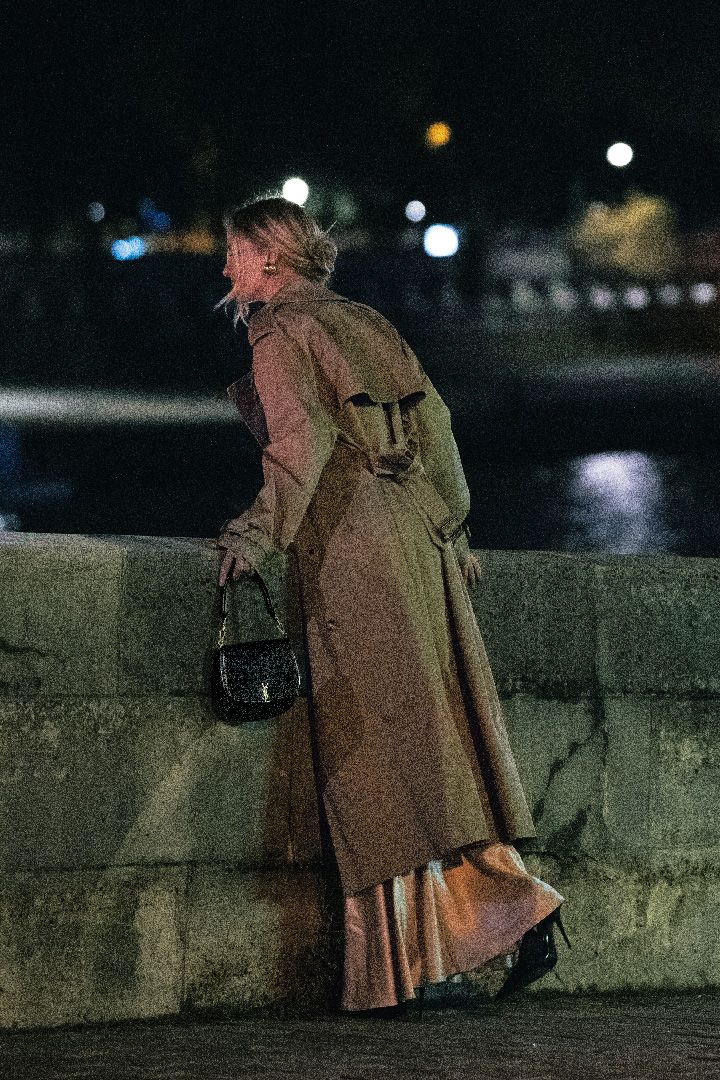 夕暮れ時。憧れのハイブランドを見に纏ってパリの街を闊歩してみたい