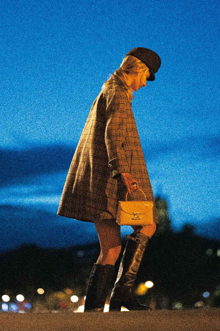 夕暮れ時。憧れのハイブランドを見に纏ってパリの街を闊歩してみたい