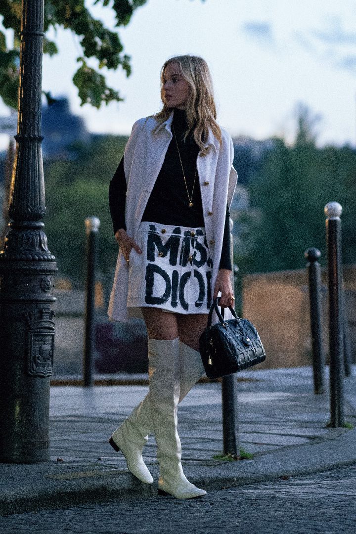 夕暮れ時。憧れのハイブランドを見に纏ってパリの街を闊歩してみたい