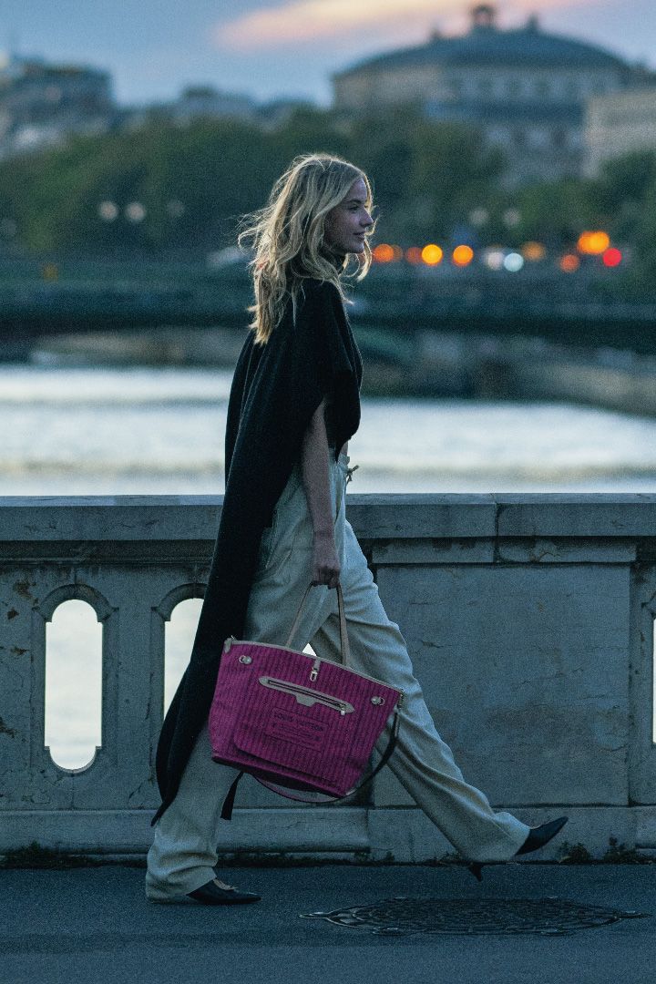 夕暮れ時。憧れのハイブランドを見に纏ってパリの街を闊歩してみたい