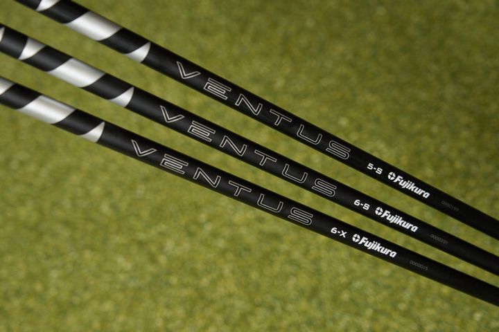 つかまえて飛ばす「赤」と、さらに叩いて飛ばせる「黒」