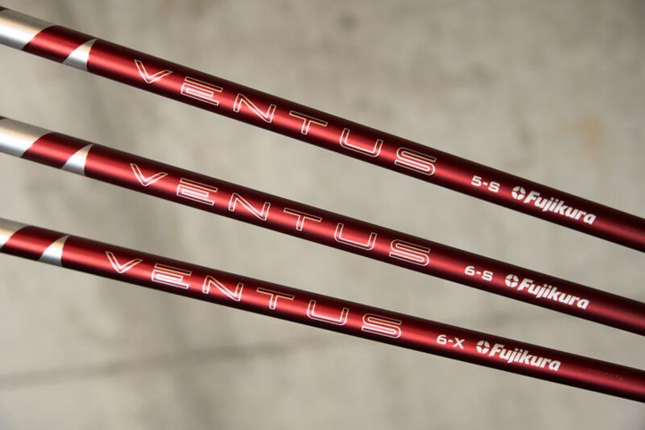 つかまえて飛ばす「赤」と、さらに叩いて飛ばせる「黒」