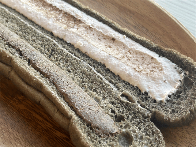 黒いちぎりパン いちごホイップ＆チョコクリーム中身