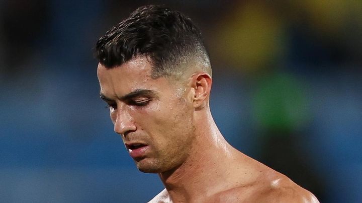 39歳ロナウド、極寒のクリスマスにバキバキの腹筋披露！マイナス20度で寒中水泳をやる