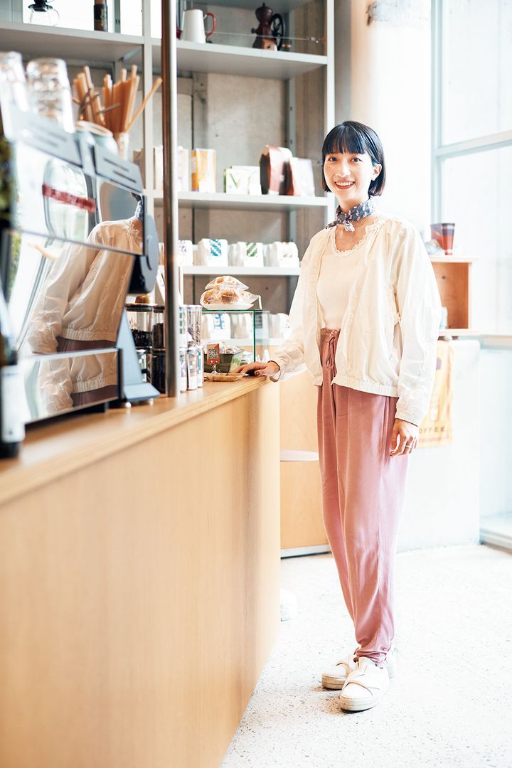 楽ちんスタイルを格上げ！おしゃれなスカーフ使いのアイデア【目利きが集うお店でスナップ】