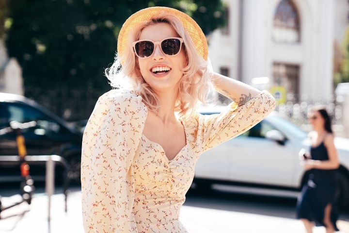 好きな洋服を着て笑顔になる女性