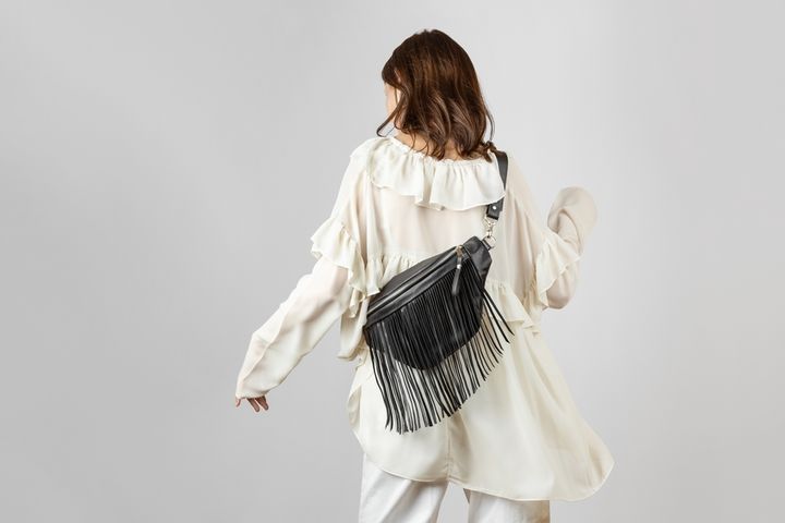 フリンジつきバッグで個性を出す女性