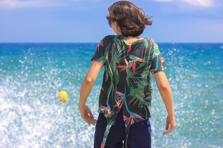 プリントTシャツを着た女性