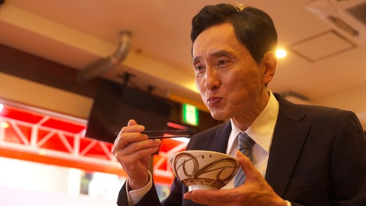 食事をする松重豊