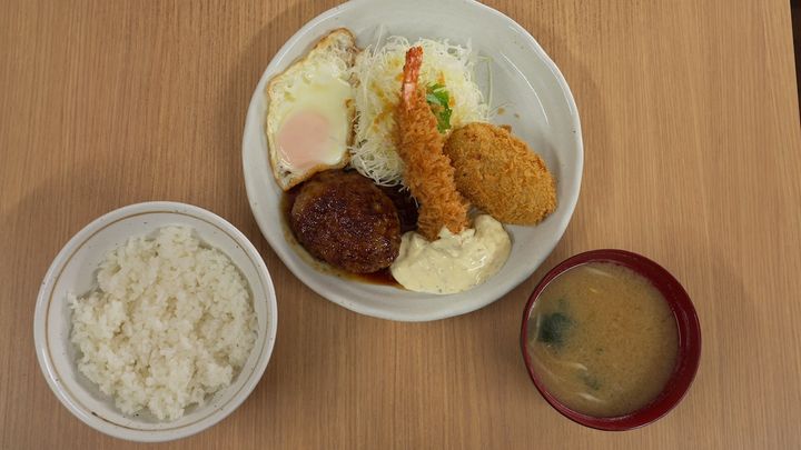エビフライとハンバーグの定食