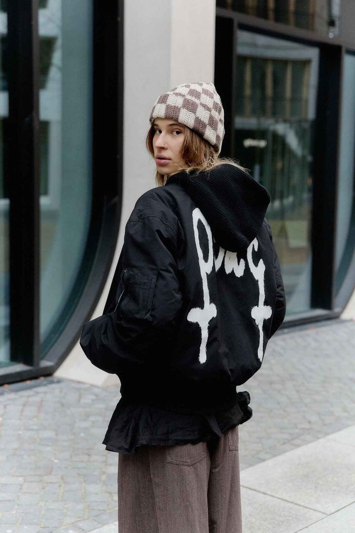 画像2: メンズライクな着こなしにひねりを