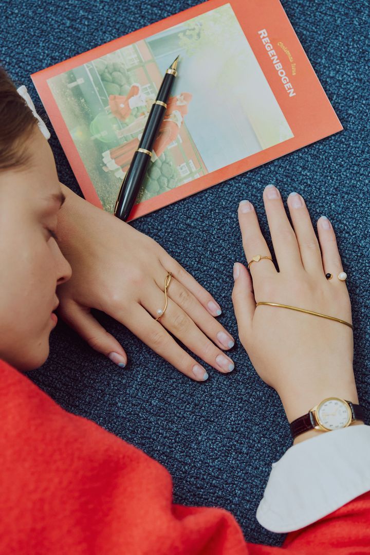 手の甲につけるって新鮮！1年間頑張った自分へのご褒美ギフトにしたい“パームカフ”