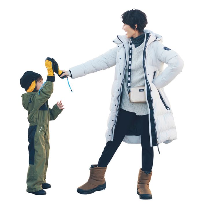 白ダウンに撥水ショートパンツと黒タイツ、スノーブーツのアクティブコーデ。