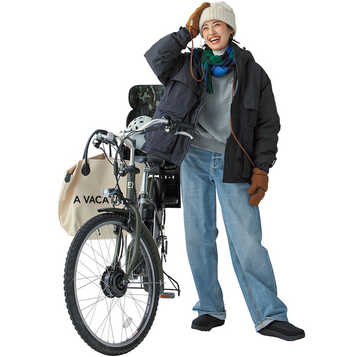 黒パンにバルーン袖やペプラムシルエットの甘ダウンを合わせて品よくまとめた自転車送迎コーデ